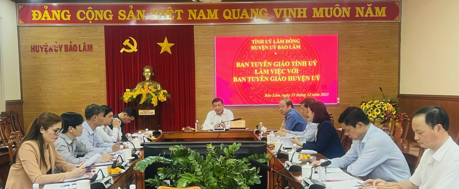 Quang cảnh buổi làm việc