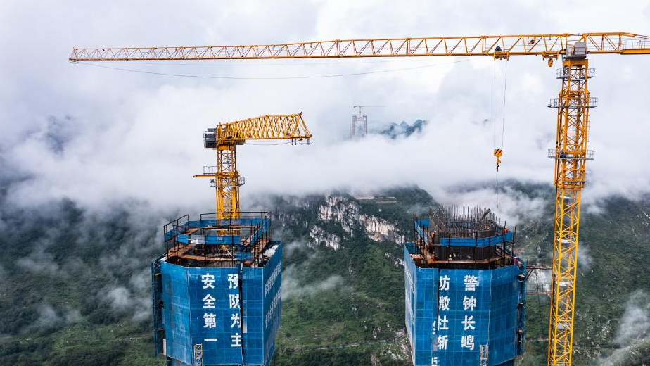 Bức ảnh chụp từ trên không này cho thấy công trường xây dựng cây cầu hẻm núi lớn Huajiang ở tỉnh Quý Châu phía tây nam Trung Quốc, ngày 2/8/2023