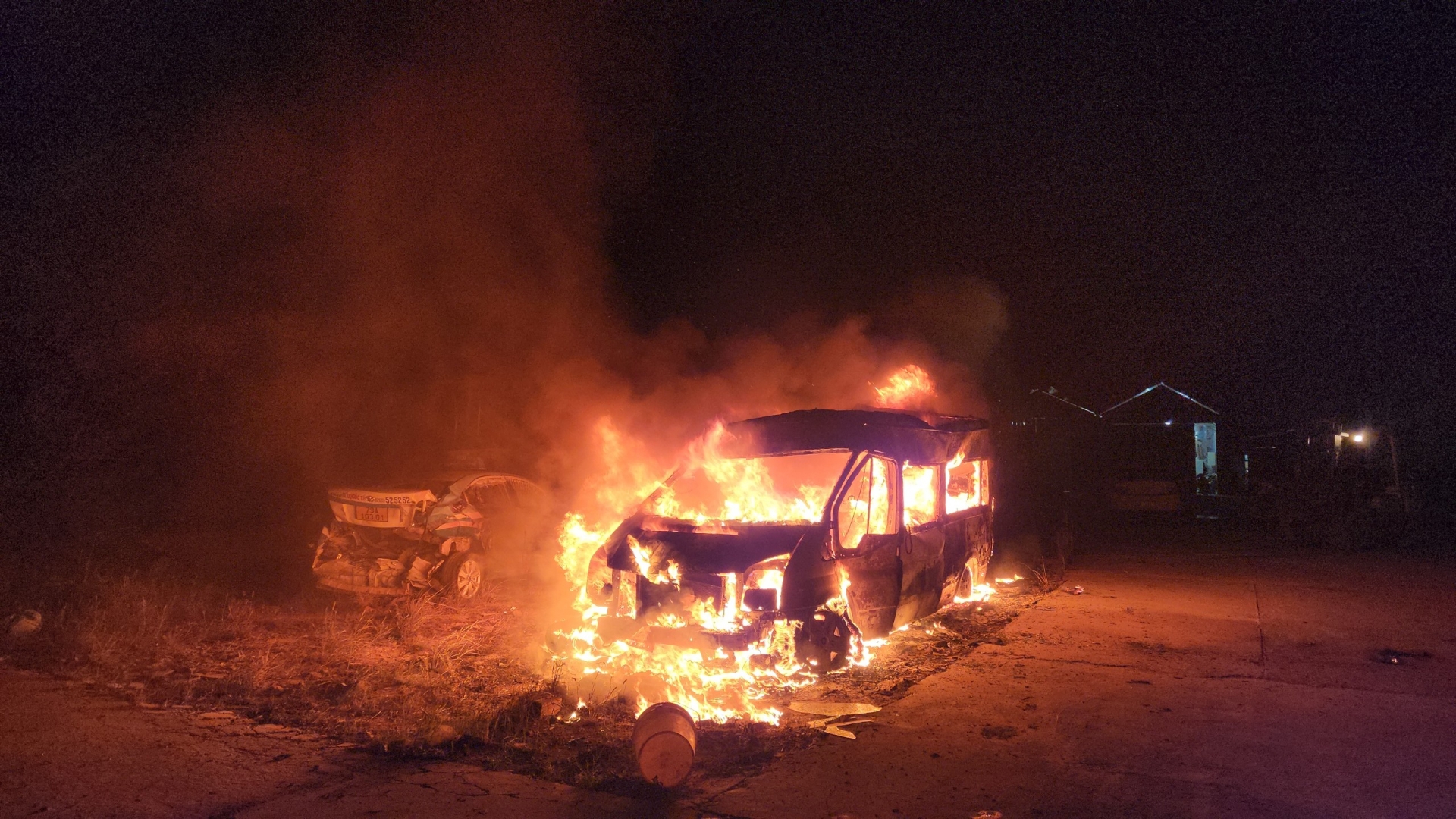 Đà Lạt: Cháy xe Limousine trong bãi giữ xe