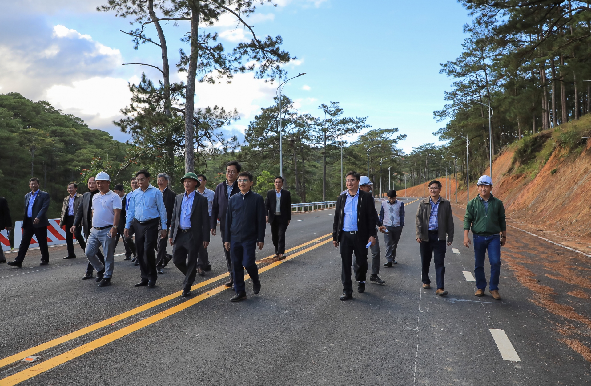 Chủ tịch UBND tỉnh và lãnh đạo các sở, ban ngành, lãnh đạo TP Đà Lạt thực tế tại một đoạn đèo đã hoàn thành.