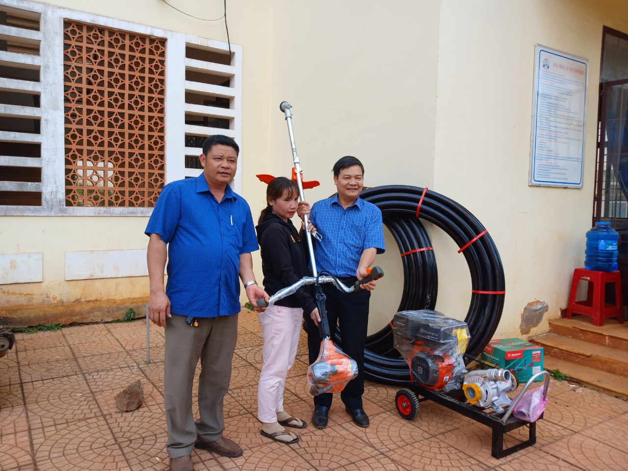 Hình: trao tặng công cụ sản xuất cho hộ gia đình bà Ka Lem