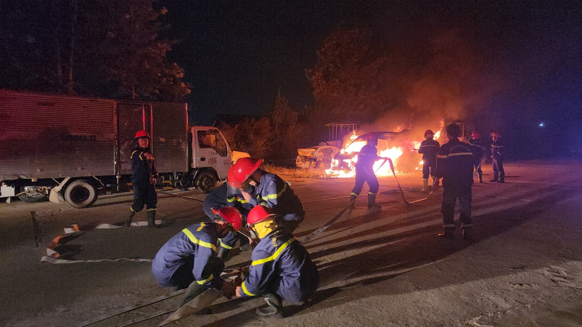 Lực lượng PCCC và cứu hộ cứu nạn nỗ lực khống chế đám cháy.