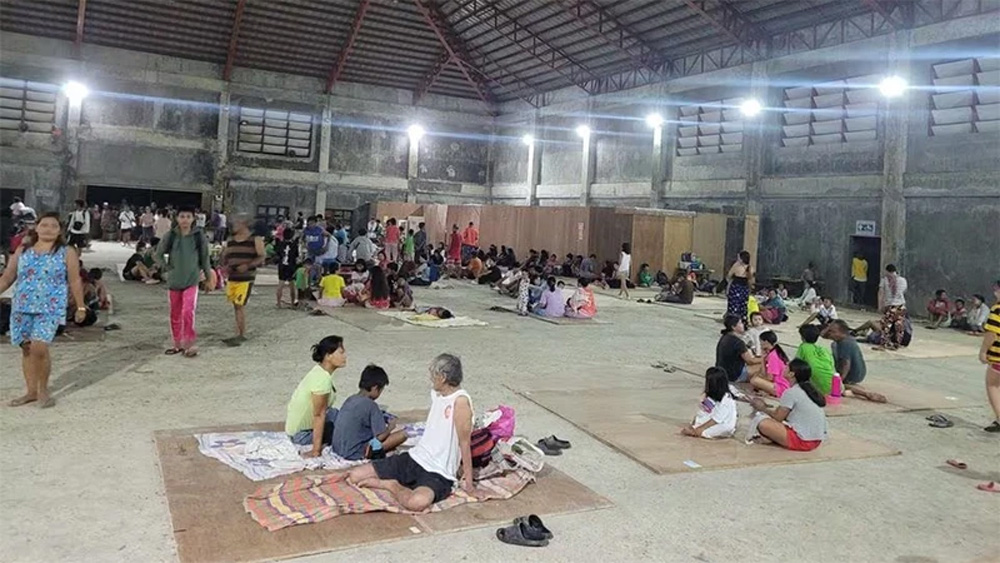 Người dân tập trung tại một trung tâm sơ tán sau khi động đất xuất hiện tại Hinatuan, tỉnh Surigao del Sur, Philippines, ngày 2/12/2023