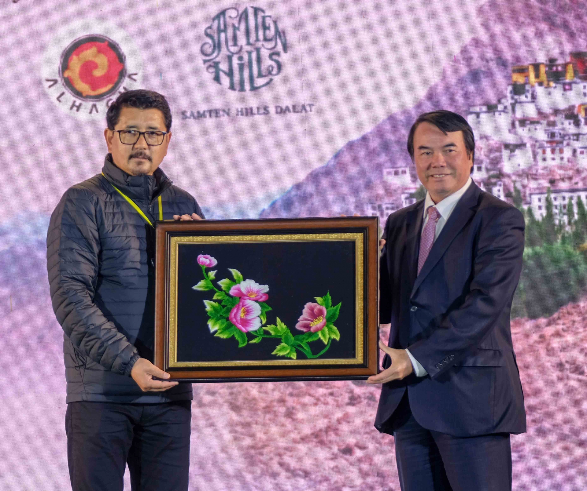 Phó Chủ tịch UBND tỉnh Lâm Đồng trao quà tặng Đoàn doanh nhân đến từ Ladakh 