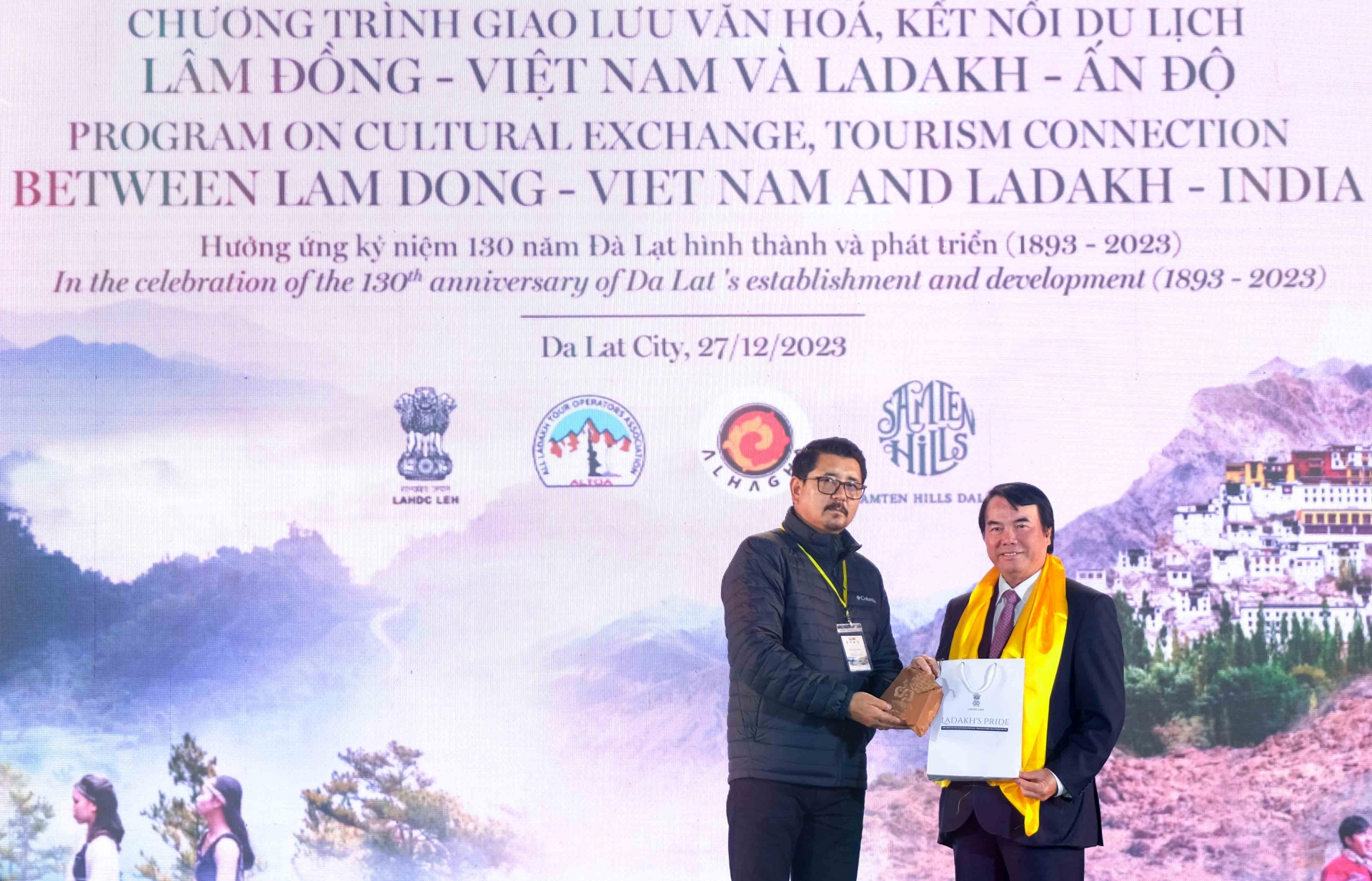 Đại diện Đoàn doanh nhân đến từ Ladakh trao quà tặng Phó Chủ tịch UBND tỉnh Lâm Đồng 