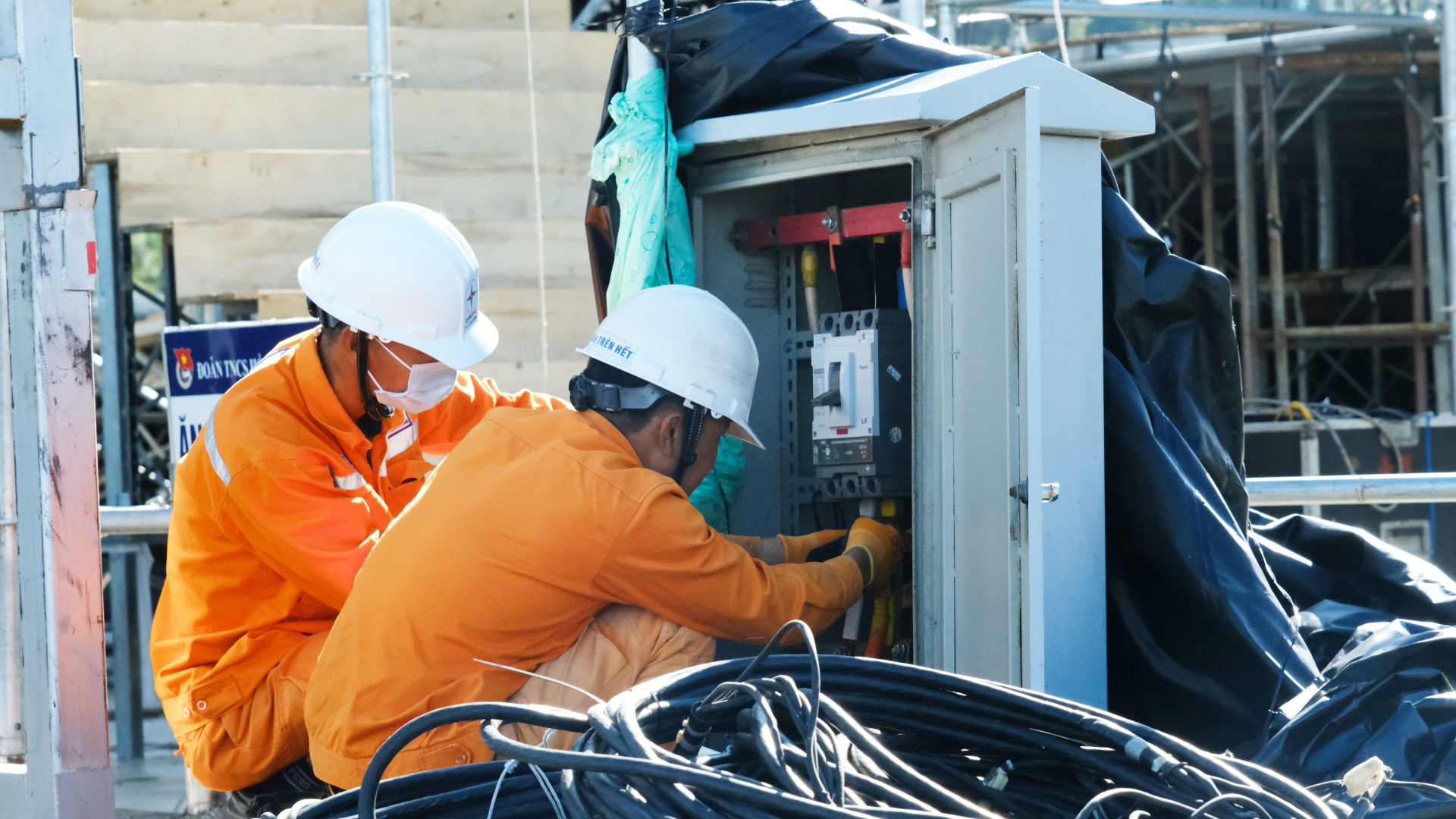Nhân viên Điện lực Lâm Đồng kiểm tra hệ thống cung cấp điện phục vụ cho các sự kiện lớn tại Quảng trường Lâm Viên