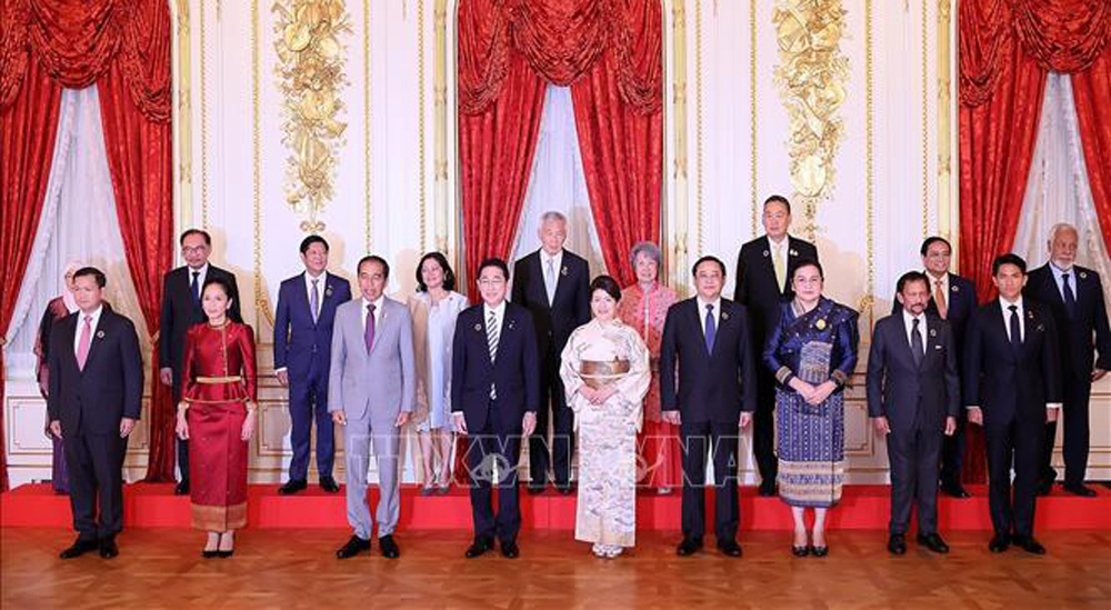 Thủ tướng Nhật Bản Kishida Fumio và Phu nhân và Trưởng đoàn các nước ASEAN chụp ảnh chung