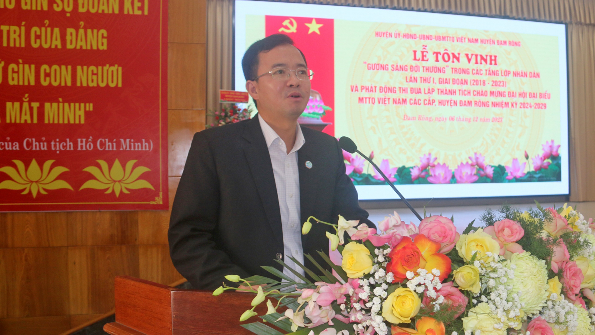 Đồng chí Nguyễn Văn Lộc – Bí thư Huyện ủy, Chủ tịch HĐND huyện phát biểu tại Lễ tôn vinh