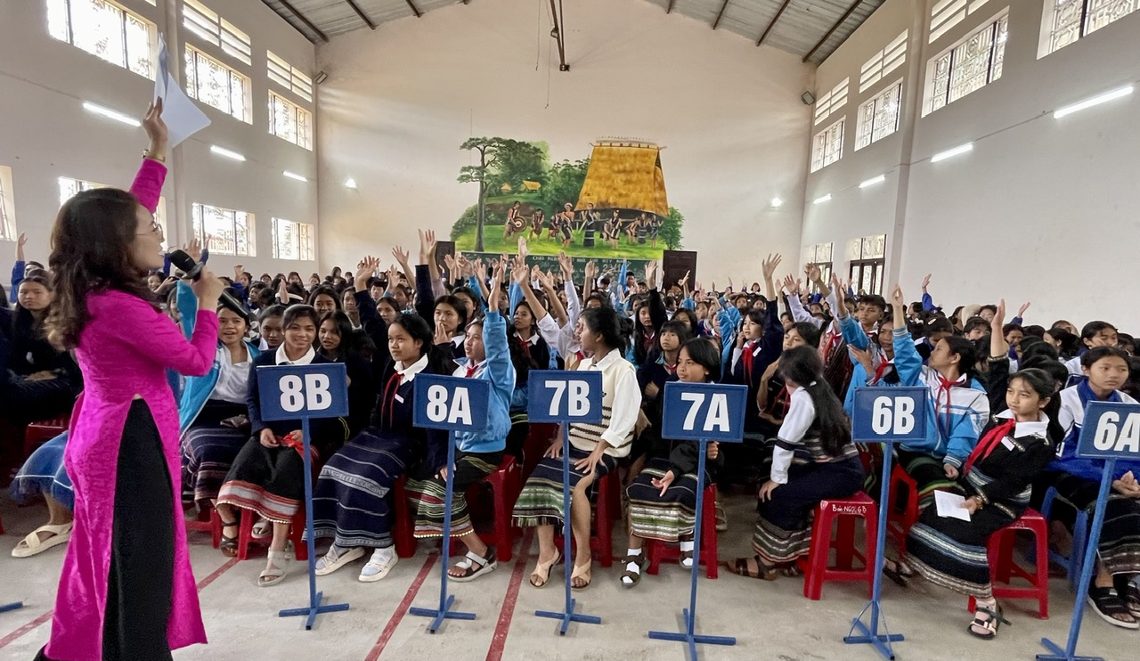 Học sinh Trường Phổ thông Dân tộc Nội trú THCS-THPT tỉnh Lâm Đồng hào hứng với phần thi kiến thức dành cho khán giả