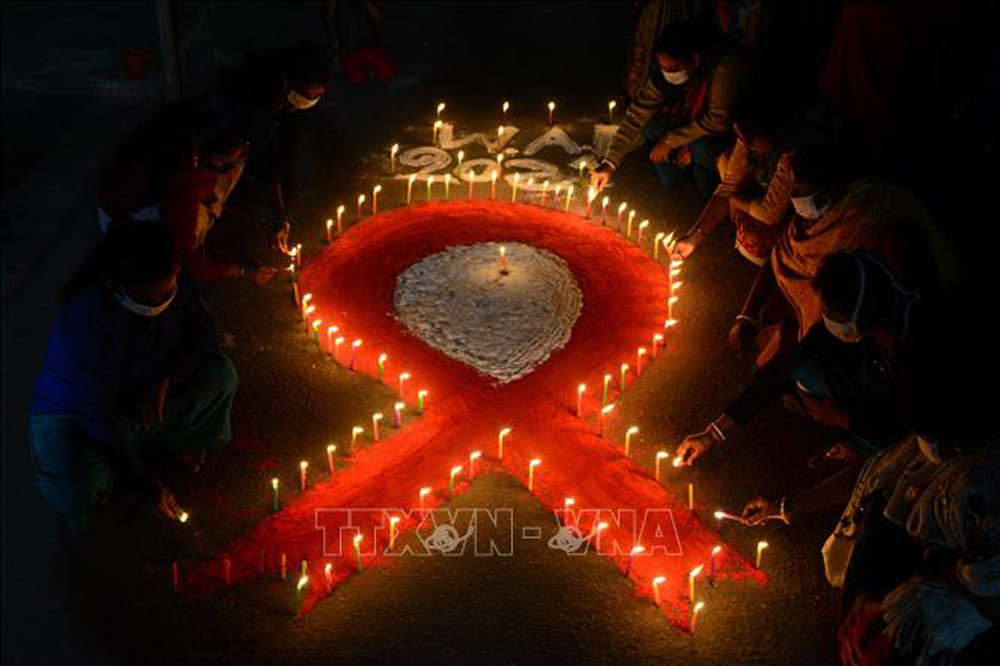 Những người tình nguyện xếp nến thành hình ruy băng đỏ nhân Ngày thế giới phòng chống AIDS (1/12) tại Siliguri, Ấn Độ
