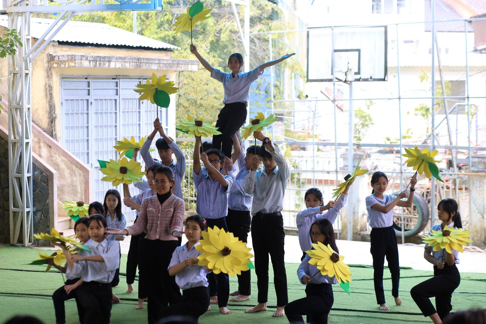Tình cảm của các em nhỏ Trường Khiếm thính tỉnh Lâm Đồng gửi đến các anh chị sinh viên Trường Đại học Yersin Đà Lạt qua các tiết mục văn nghệ tại buổi trao quà