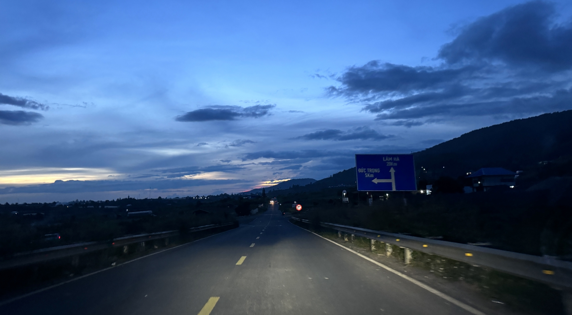 Đoạn đường tránh trên cao tốc Liên Khương- Prenn hoàn toàn không có hệ thống chiếu sáng, gây  Nguy hiểm vào ban đêm cho các phương tiện