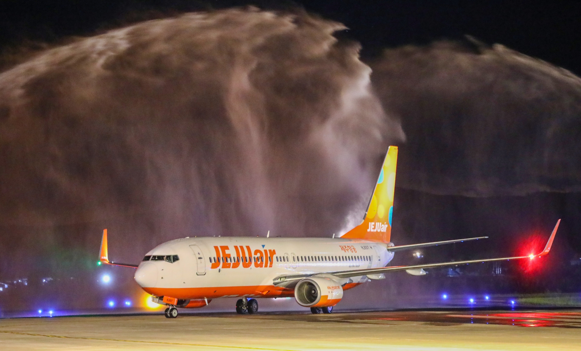 Chào mừng chuyến bay thương mai đậu tên của hãng hàng không JeJu Air hạ cánh tại sân bay Liên Khương.
