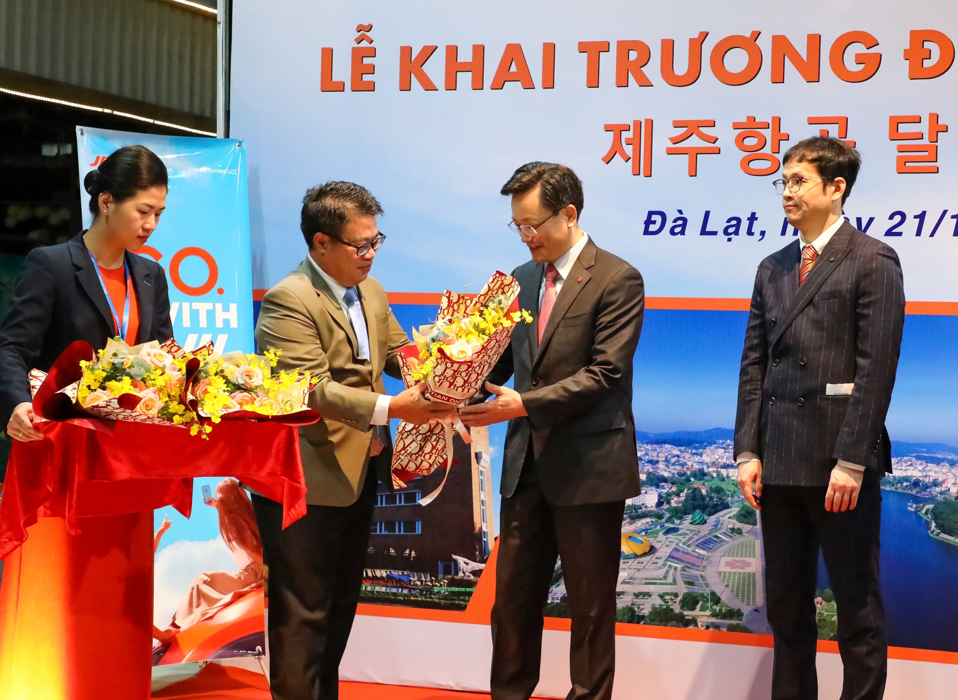 Lãnh đạo tỉnh tặng hoa đại diện Hãng hàng không JeJu Air