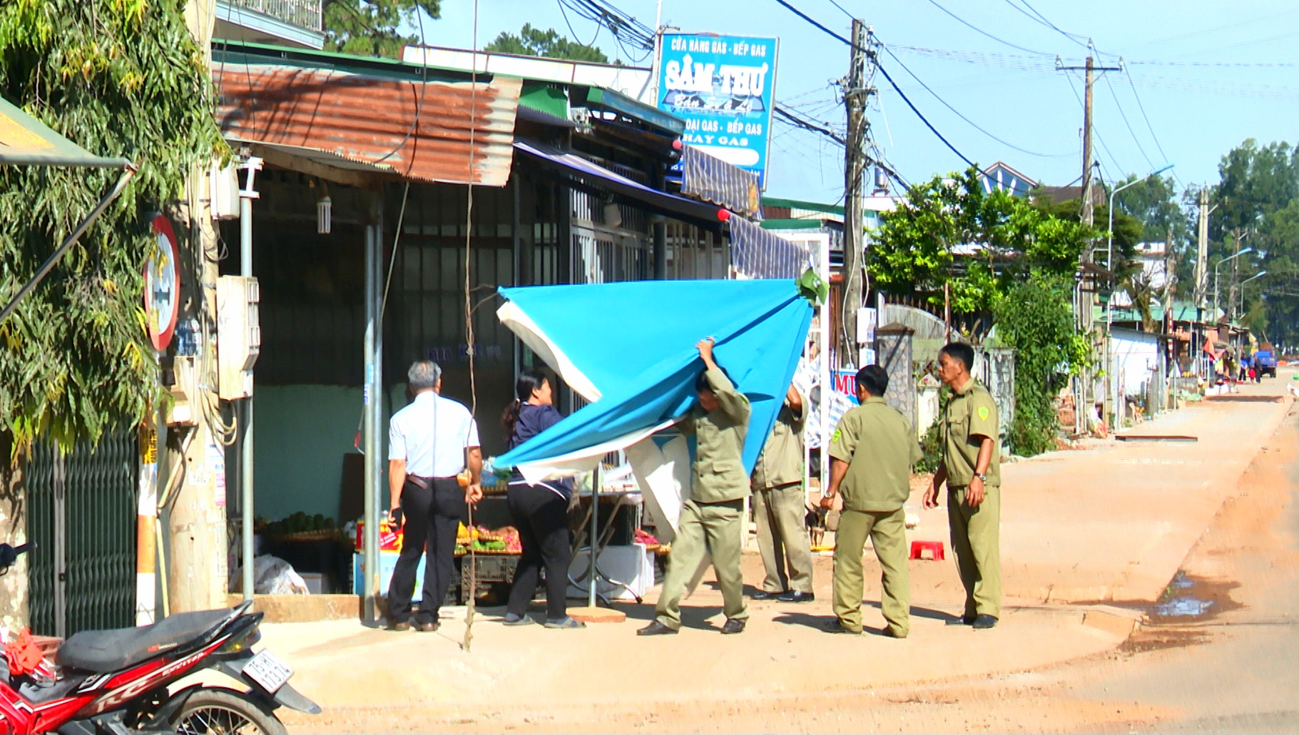 Lực lượng chức năng xử lý các vi phạm trật tự đô thị tại thị trấn Lộc Thắng