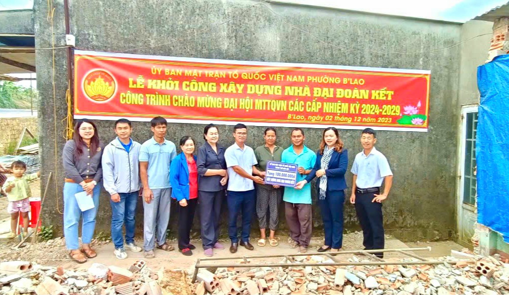 Bảo Lộc: Trao tặng 100 triệu đồng xây dựng nhà đại đoàn kết giúp hộ nghèo