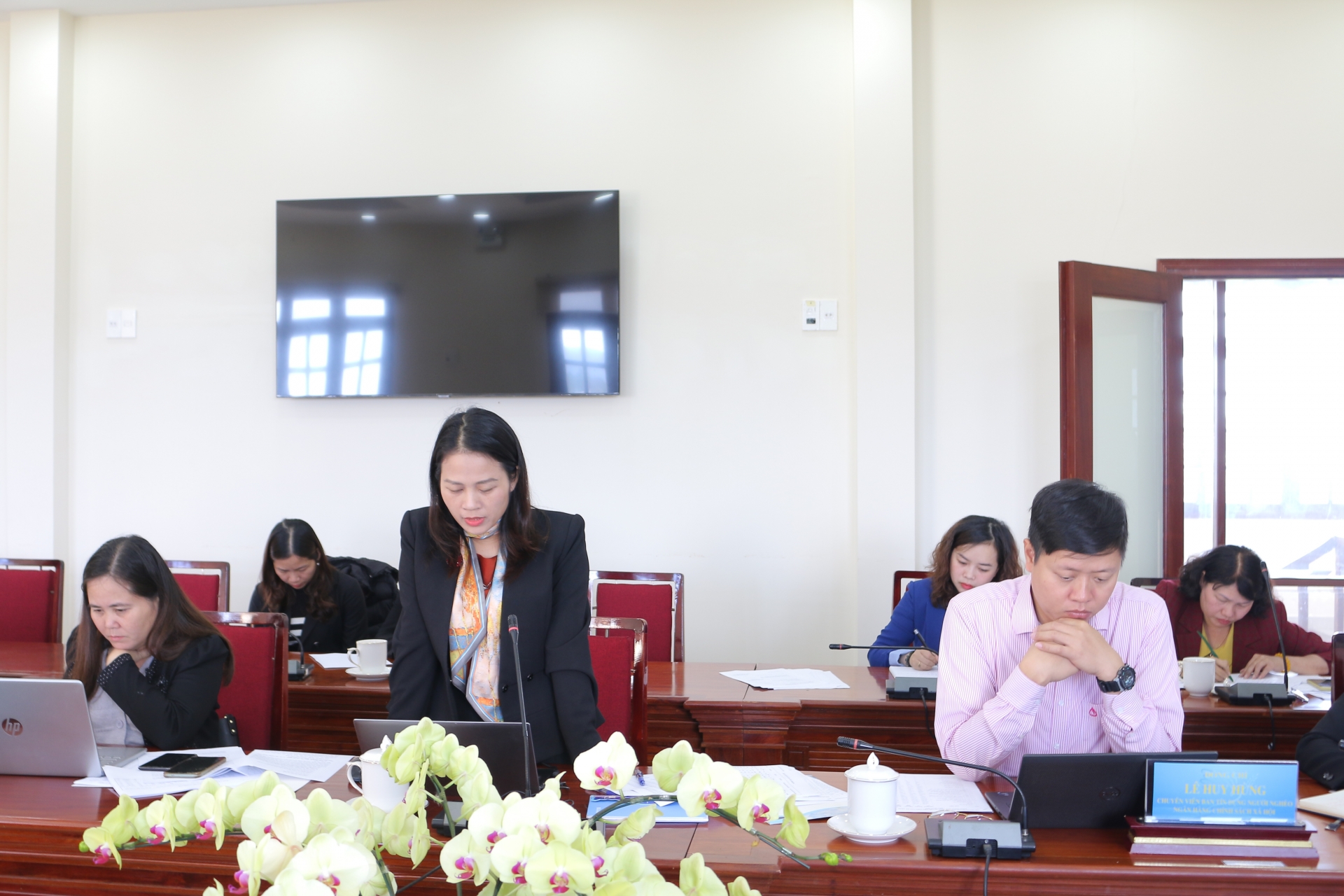 Thành viên đoàn công tác của Trung ương Hội LHPN Việt Nam trao đổi tại hội nghị