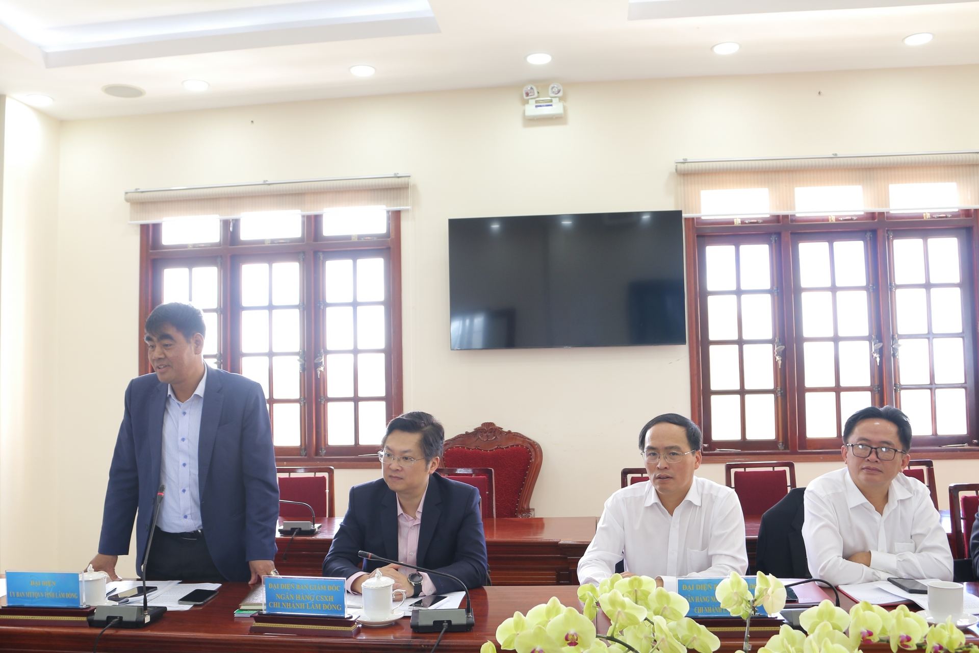 Đại diện Ủy ban MTTQ Việt Nam tỉnh trao đổi tại hội nghị