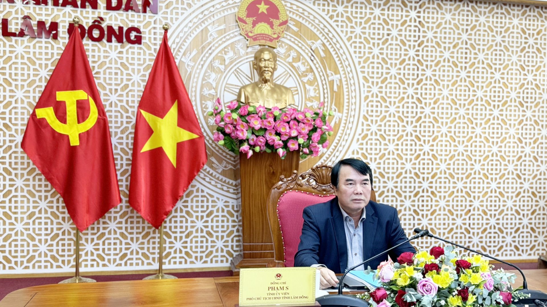 Phó Chủ tịch UBND tỉnh Lâm Đồng Phạm S chủ trì cuộc họp