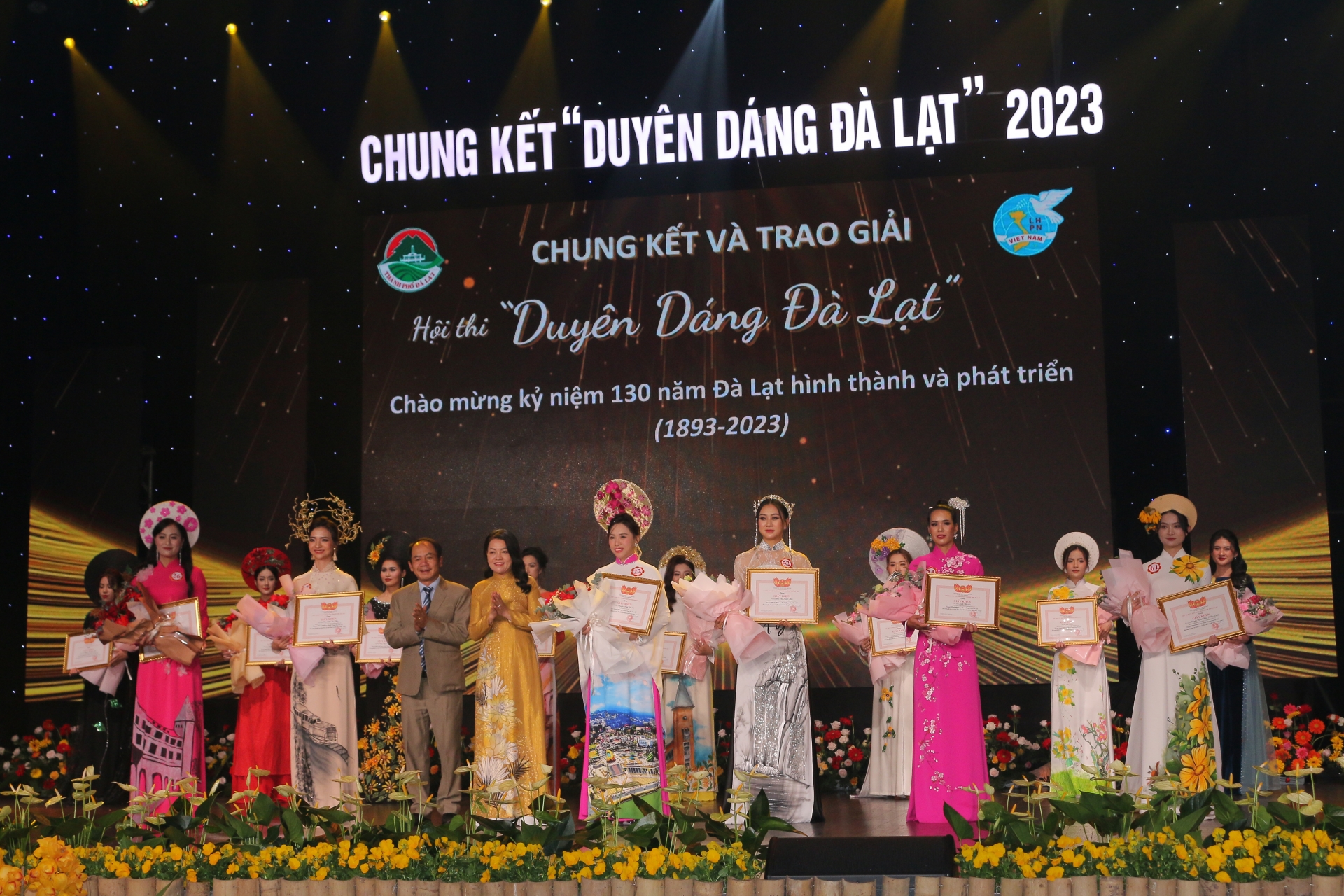 Nhà báo Hồ Lan – Tổng biên tập Báo Lâm Đồng và ông Trần Đức Nam – Trưởng Ban Tuyên giáo Thành ủy Đà Lạt trao giải khuyến khích cho các thí sinh