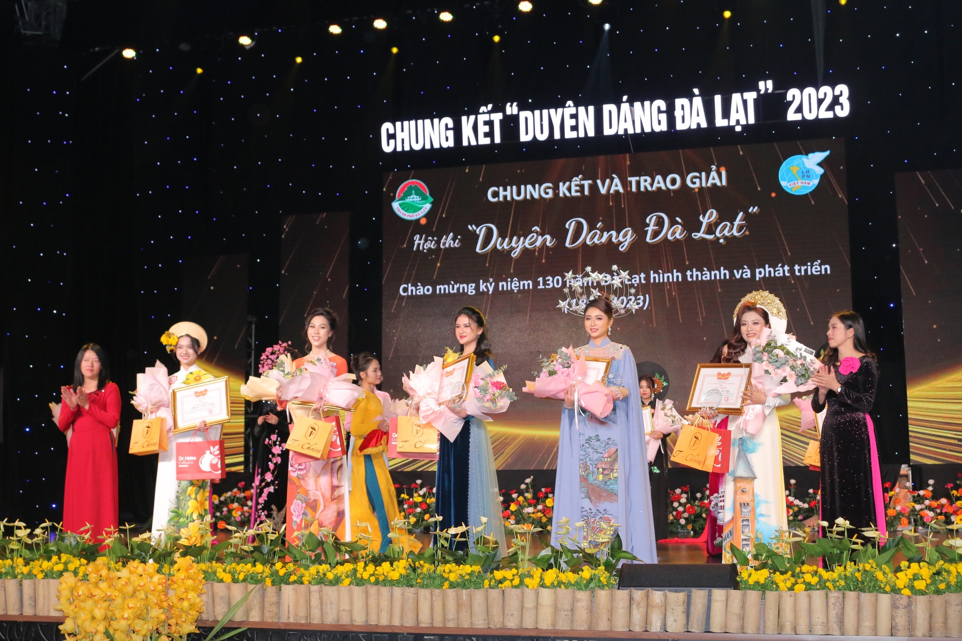 Bà Trần Thị Vũ Loan – Phó Chủ tịch UBND thành phố Đà Lạt và bà Phan Thị Xuân Thảo – Chủ tịch Hội LHPN thành phố trao giải phụ cho các thí sinh