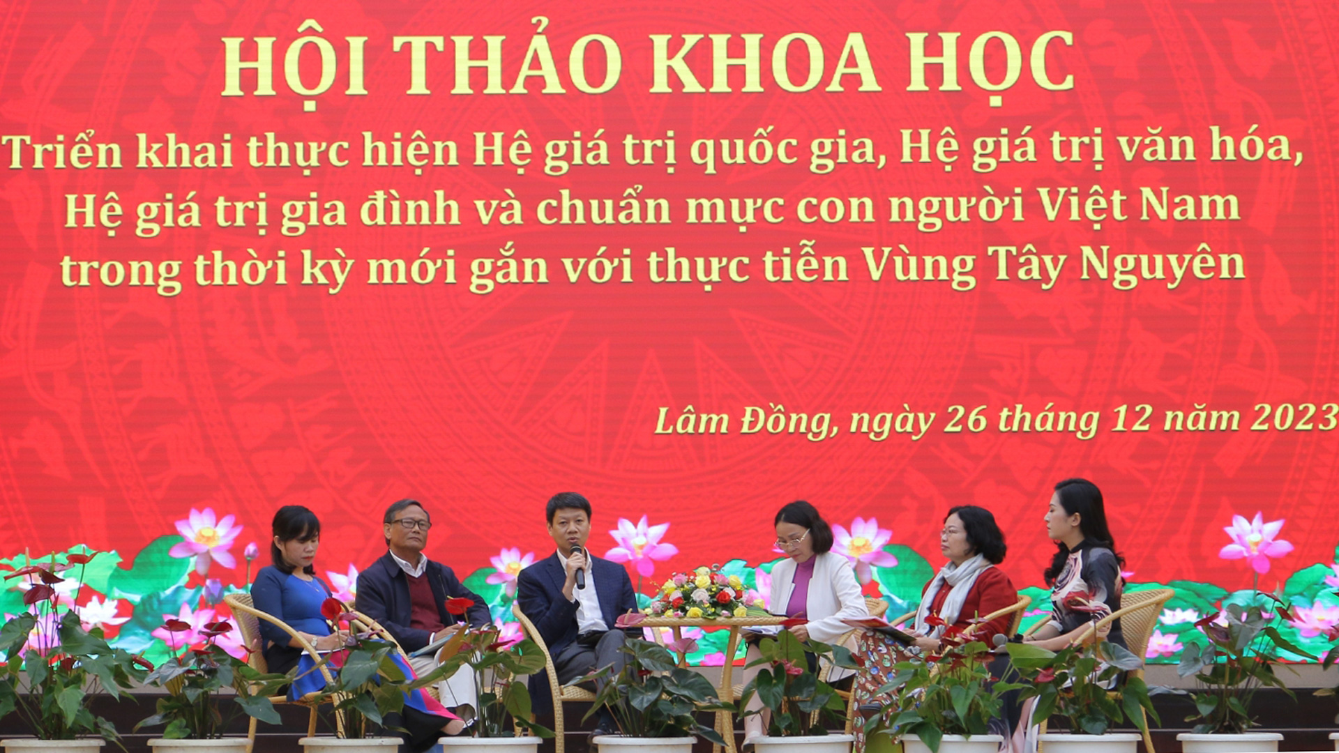 Đại diện các cơ quan nghiên cứu lý luận, các chuyên gia, nhà khoa học trong vùng thảo luận, tọa đàm bàn tròn