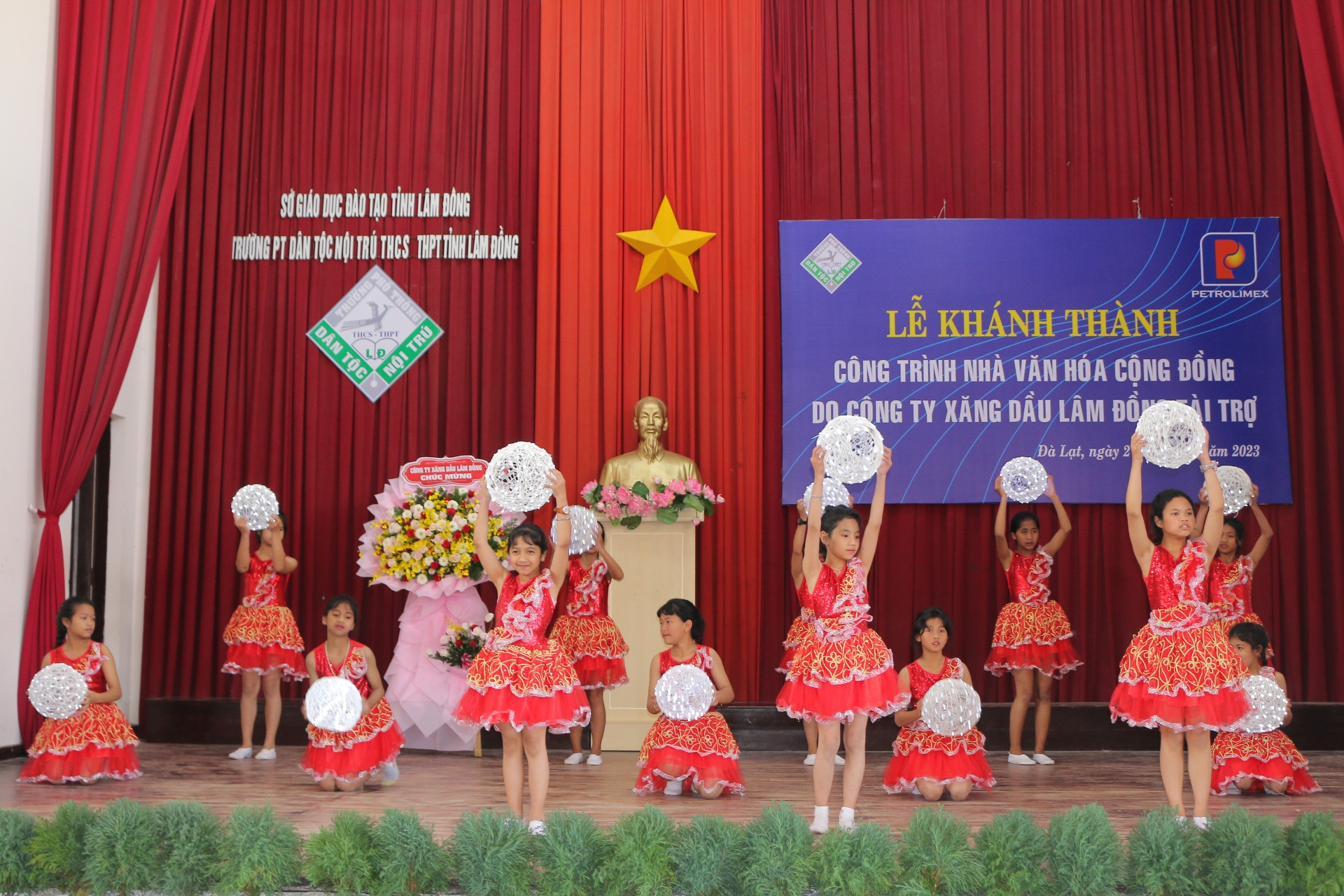 Tiết mục văn nghệ của các em học sinh Trường PT Dân tộc nội trú THCS – THPT tỉnh Lâm Đồng tại 	lễ khánh thành nhà văn hóa cộng đồng 
