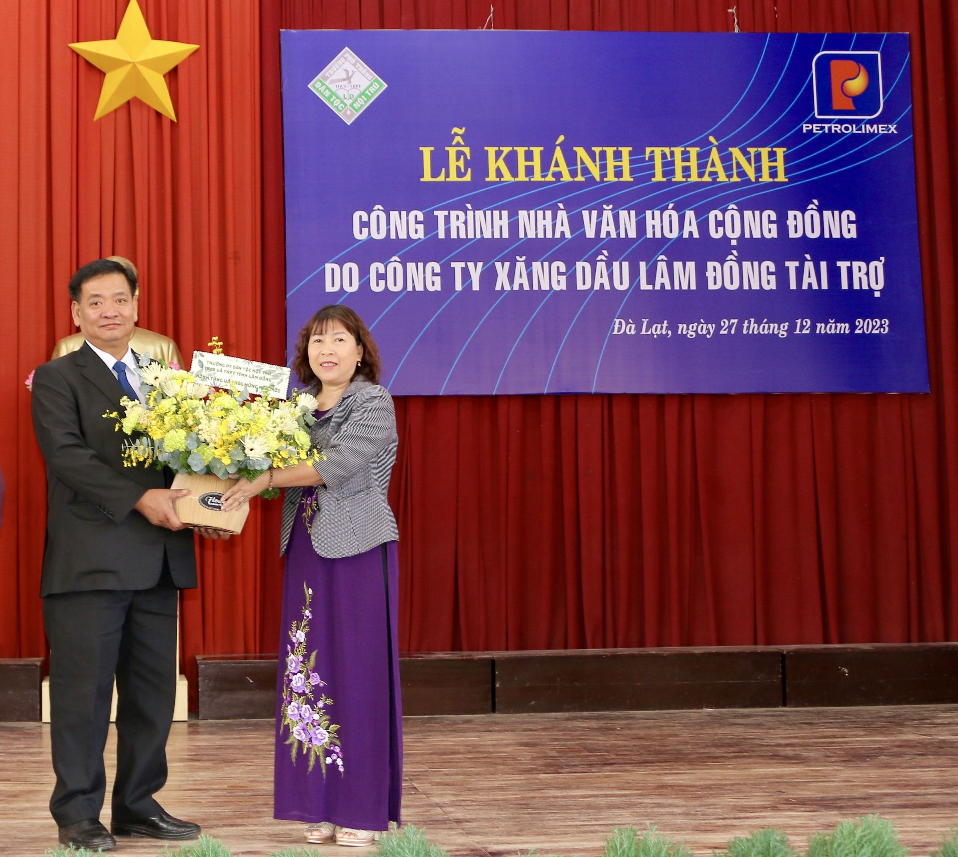 Cô Phạm Thị Hồng – Hiệu trưởng Trường PT Dân tộc nội trú THCS – THPT tỉnh tặng hoa cảm ơn Công ty TNHH Xăng dầu Lâm Đồng