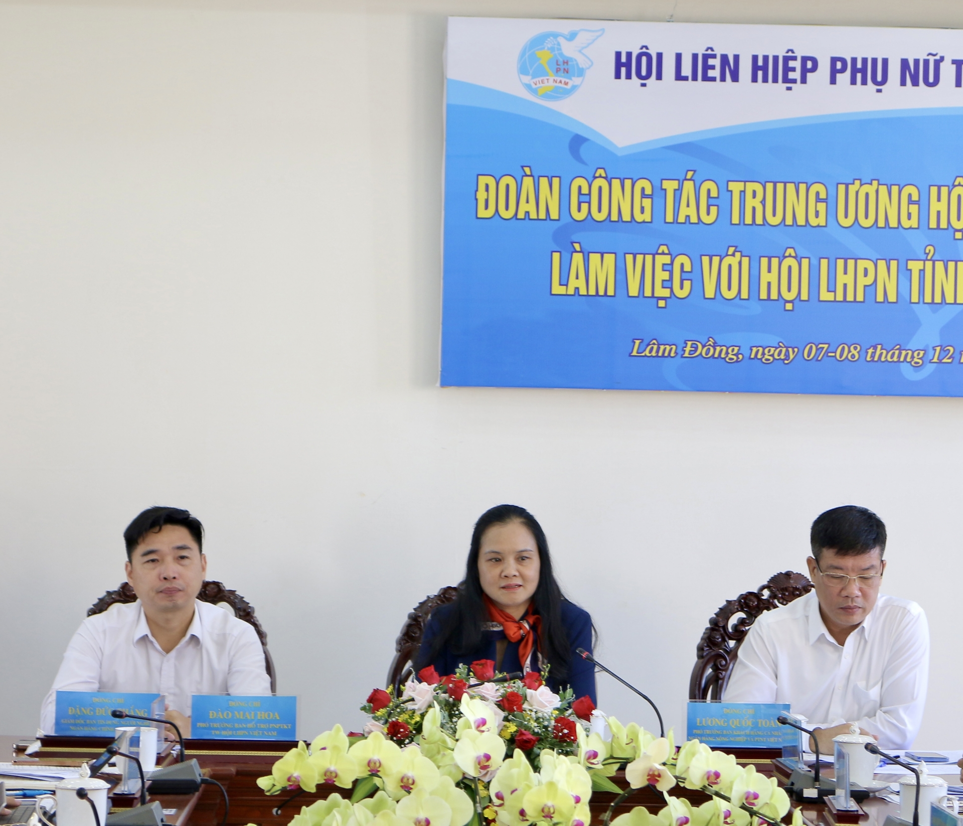 Bà Đào Mai Hoa - Phó Ban Hỗ trợ Phụ nữ phát triển kinh tế Trung ương Hội LHPN Việt Nam cùng ông Đặng Đức Thắng - Giám đốc Ban Tín dụng người nghèo, Ngân hàng CSXH và ông Lương Quốc Toàn - Phó Trưởng ban Khách hàng cá nhân Ngân hàng NN&PTNT Việt Nam chủ trì buổi làm việc