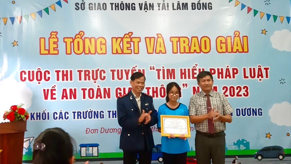 Trao giải Cuộc thi trực tuyến ''Tìm hiểu pháp luật về an toàn giao thông'' năm 2023 trên địa bàn huyện Đơn Dương