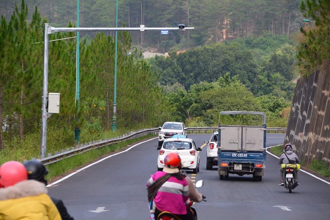 Tỉnh Lâm Đồng sẽ thí điểm sơn chữ cảnh báo tốc độ trên Quốc lộ 20