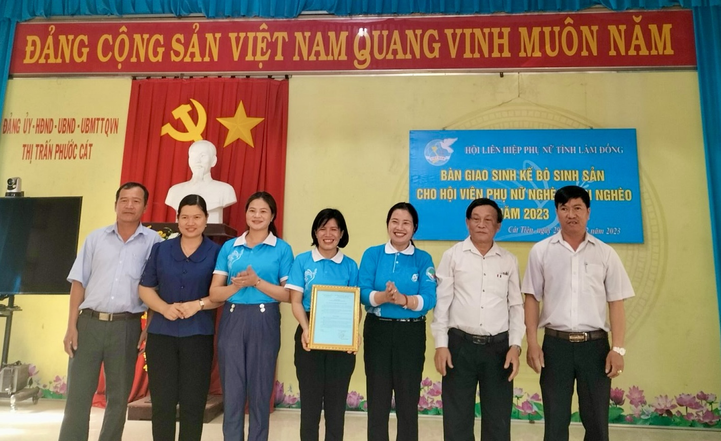 Bà Phạm Thị Ánh Tuyết – Chủ tịch Hội LHPN tỉnh trao quyết định hỗ trợ sinh kế bò sinh sản cho Hội LHPN huyện Cát Tiên 