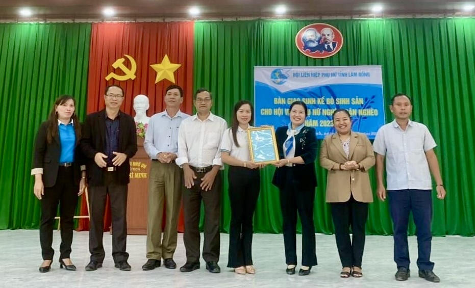 Bà Phạm Thị Ánh Tuyết – Chủ tịch Hội LHPN tỉnh trao quyết định hỗ trợ sinh kế bò sinh sản cho Hội LHPN huyện Di Linh