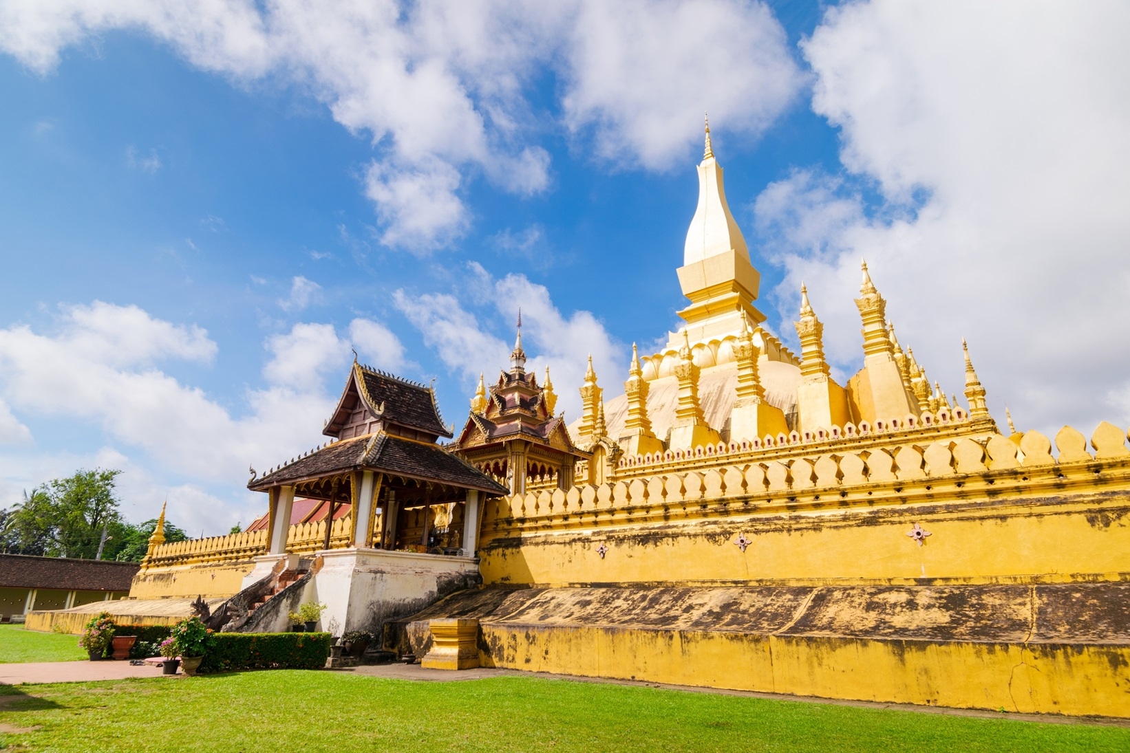 Thủ đô nước Lào thu hút du khách với các di tích kiến trúc nổi tiếng, các ngôi chùa, đền, tháp, nhiều lễ hội địa phương và ẩm thực độc đáo.