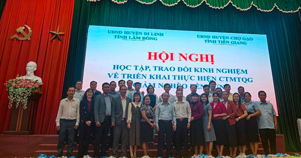Đoàn công tác huyện Chợ Gạo chụp hình lưu niệm với các đồng chí lãnh đạo và cán bộ huyện Di Linh