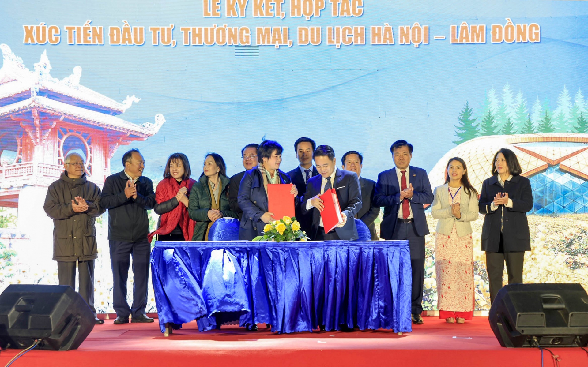 Đại diện lãnh đạo Công ty Du lịch Hà Nội và Công ty cổ phần Du lịch Lâm Đồng (Dalattourist) ký kết hợp tác