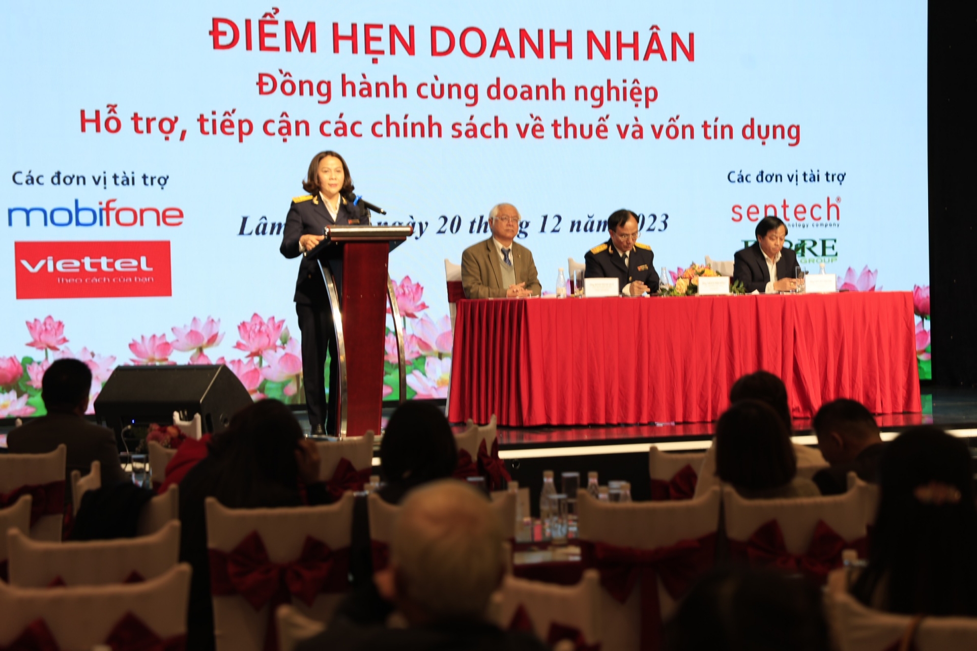 Bà Nguyễn Thị Tuyết Ánh - Phó Cục trưởng Cục Thuế tỉnh Lâm Đồng hỗ trợ giải đáp vướng mắc của doanh nghiệp