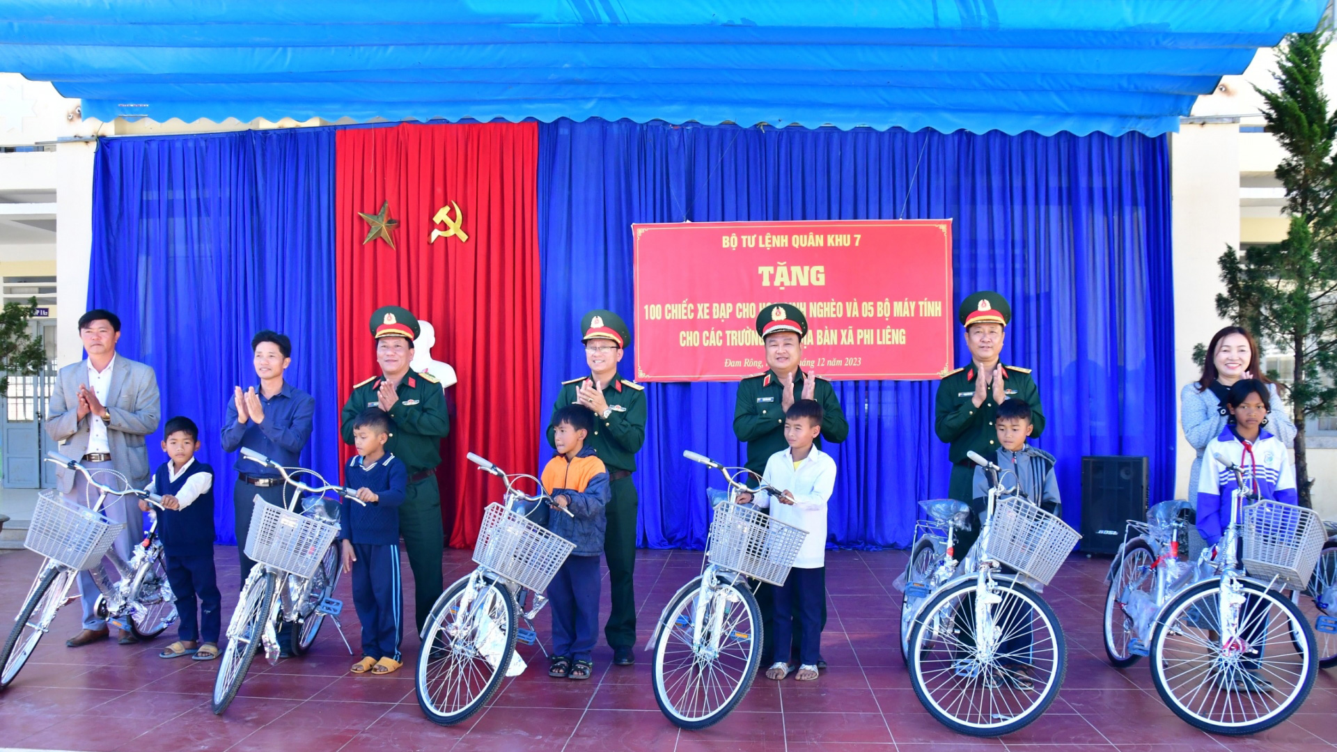 Quân khu 7 tặng 100 xe đạp cho học sinh khó khăn ở xã Phi Liêng