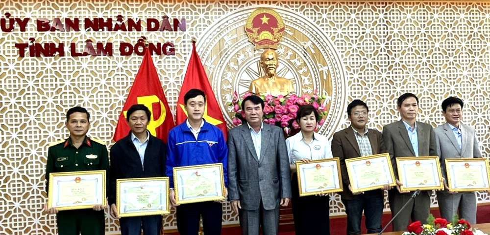 Lãnh đạo UBND tỉnh Lâm Đồng khen thưởng các điển hình xuất sắc trong phòng, chống dịch COVID-19