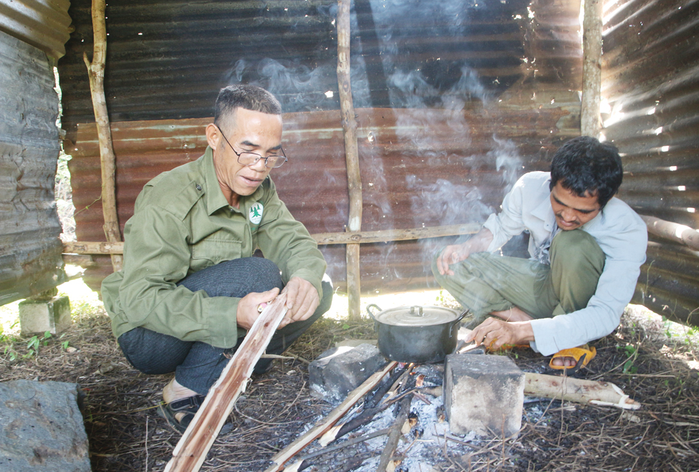 Bữa cơm nấu vội của những người làm công tác nhận giao khoán, quản lý, bảo vệ rừng