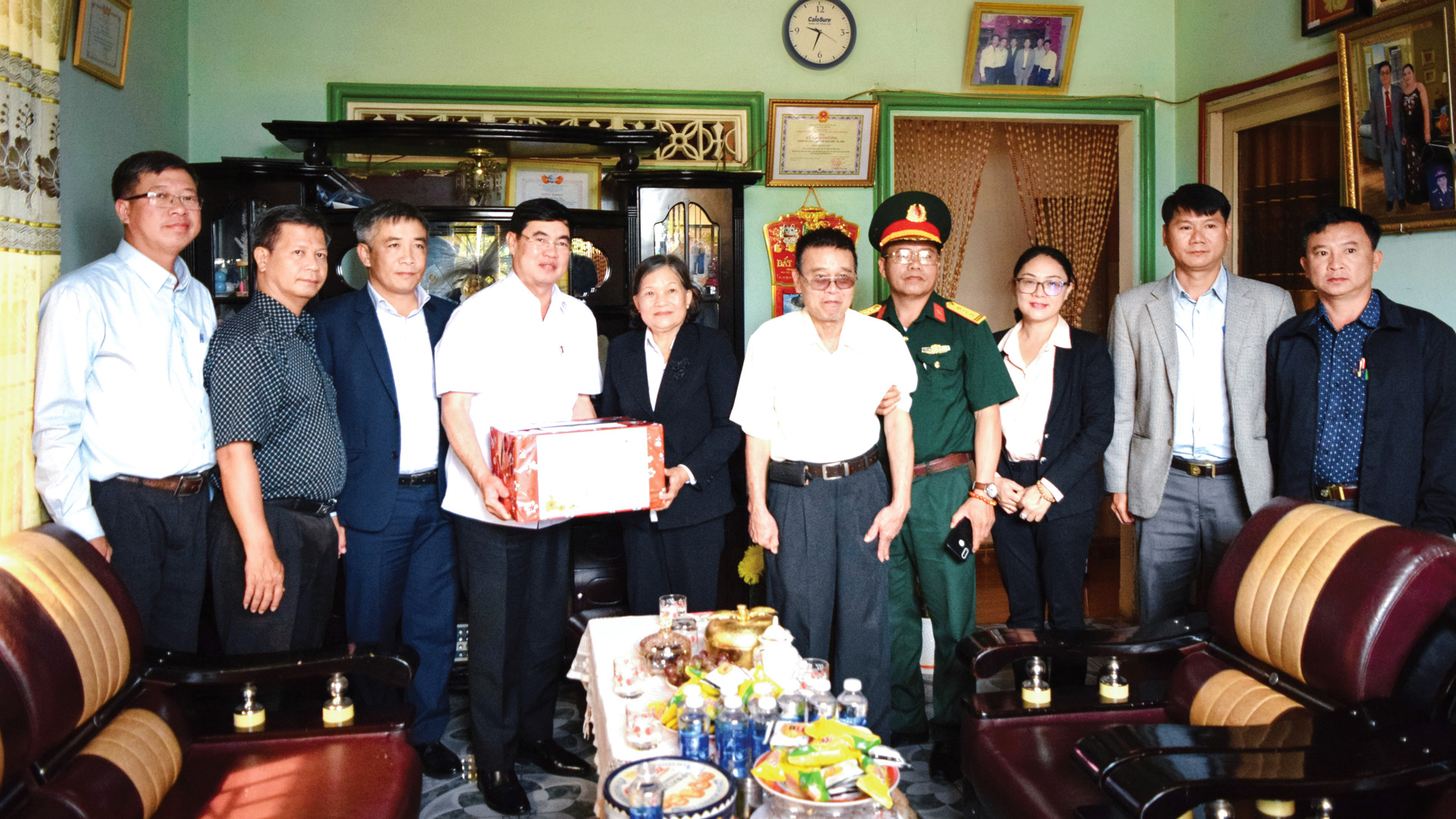 Phó Bí thư Thường trực Tỉnh ủy Trần Đình Văn thăm, tặng quà gia đình chính sách nhân kỷ niệm Ngày Thương binh - liệt sỹ