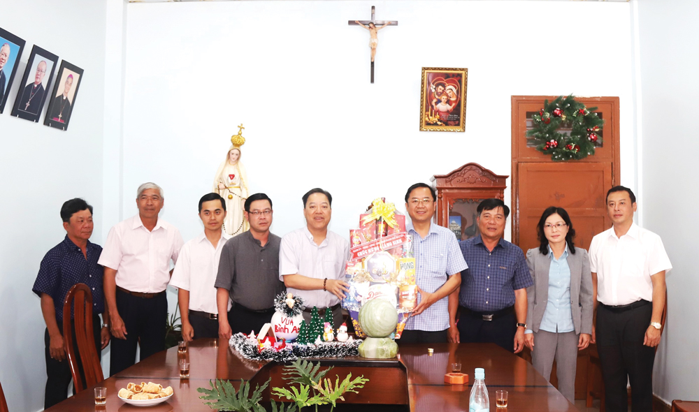 Bí thư Thành ủy Bảo Lộc Tôn Thiện Đồng thăm, tặng quà chúc mừng Giáng sinh năm 2023 tới các vị linh mục, chức sắc, tôn giáo trên địa bàn thành phố