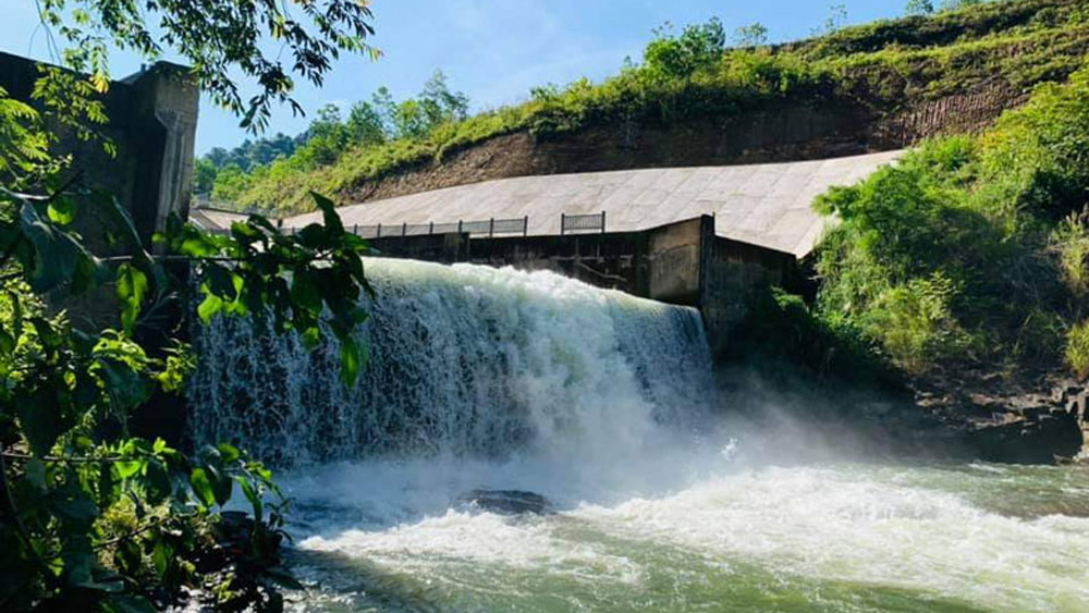 Hồ chứa nước Đạ Tẻh - nguồn cung cấp cho nhà máy nước phục vụ nước sinh hoạt 
cho hàng ngàn hộ dân trong huyện