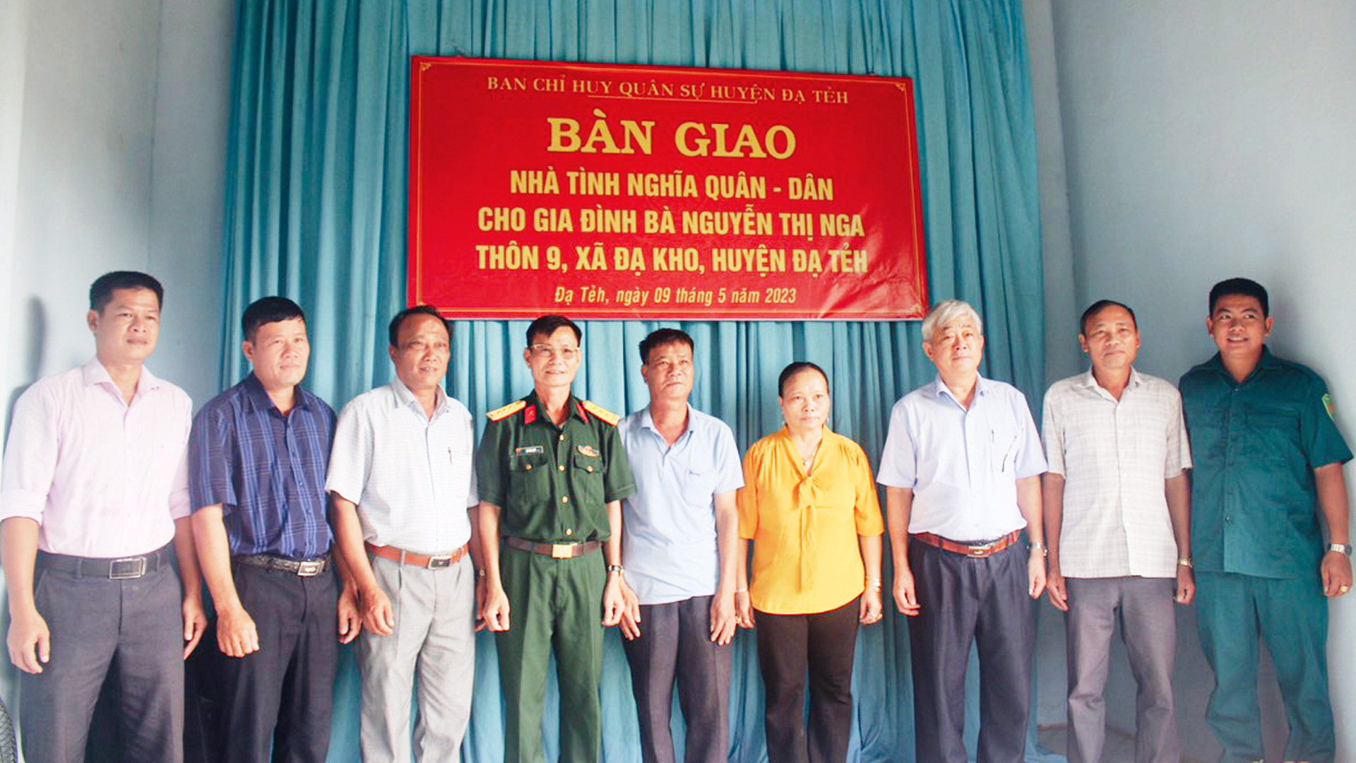 Bàn giao nhà Tình nghĩa quân - dân cho bà Nguyễn Thị Nga