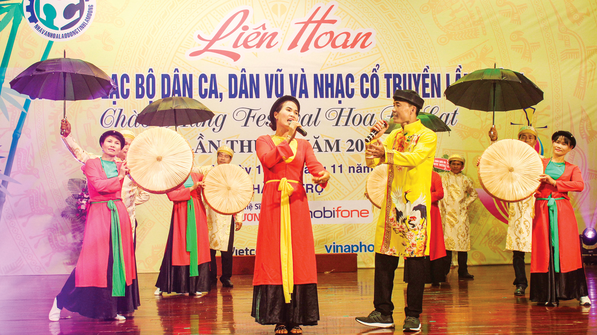 Các CLB văn hóa văn nghệ quần chúng huyện Lâm Hà biểu diễn trên sân khấu
liên hoan cấp huyện, cấp tỉnh