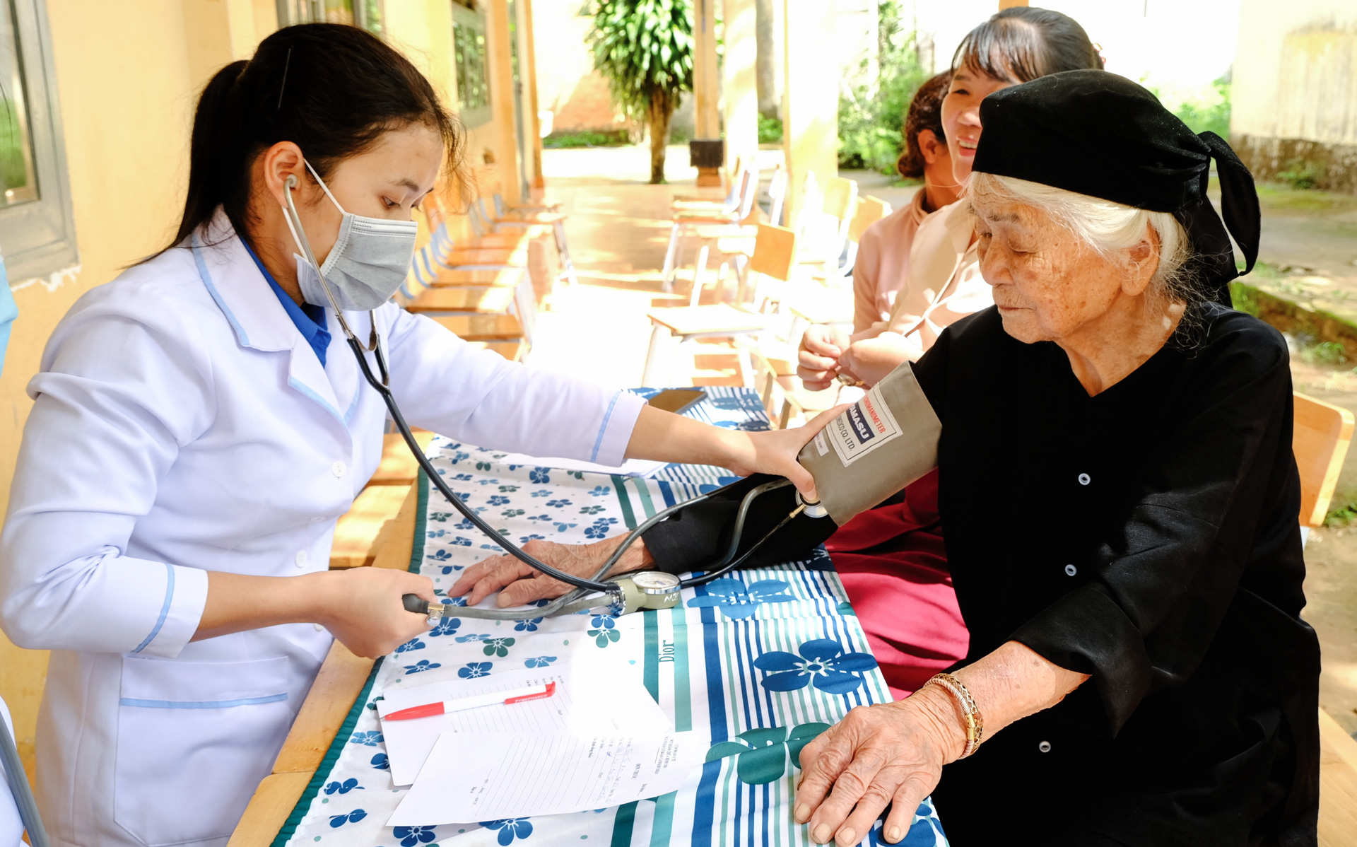 Hội LHTN Việt Nam tỉnh thường xuyên tổ chức các hoạt động khám bệnh, cấp phát thuốc miễn phí
cho bà con Nhân dân vùng sâu, vùng xa
