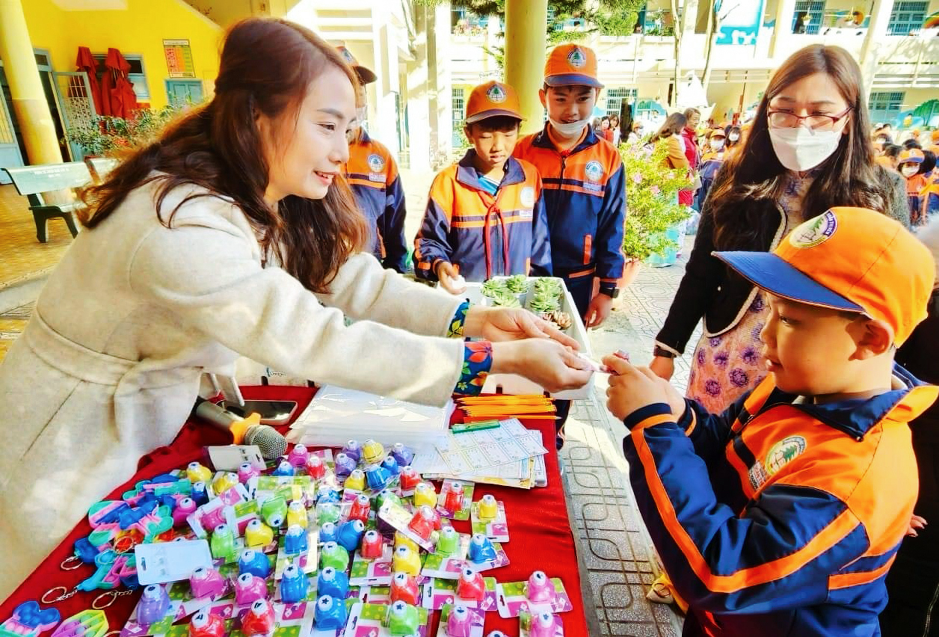 Tổ chức chương trình đổi rác thải nhựa lấy quà tặng cho học sinh
tại Trường Tiểu học Đoàn Thị Điểm