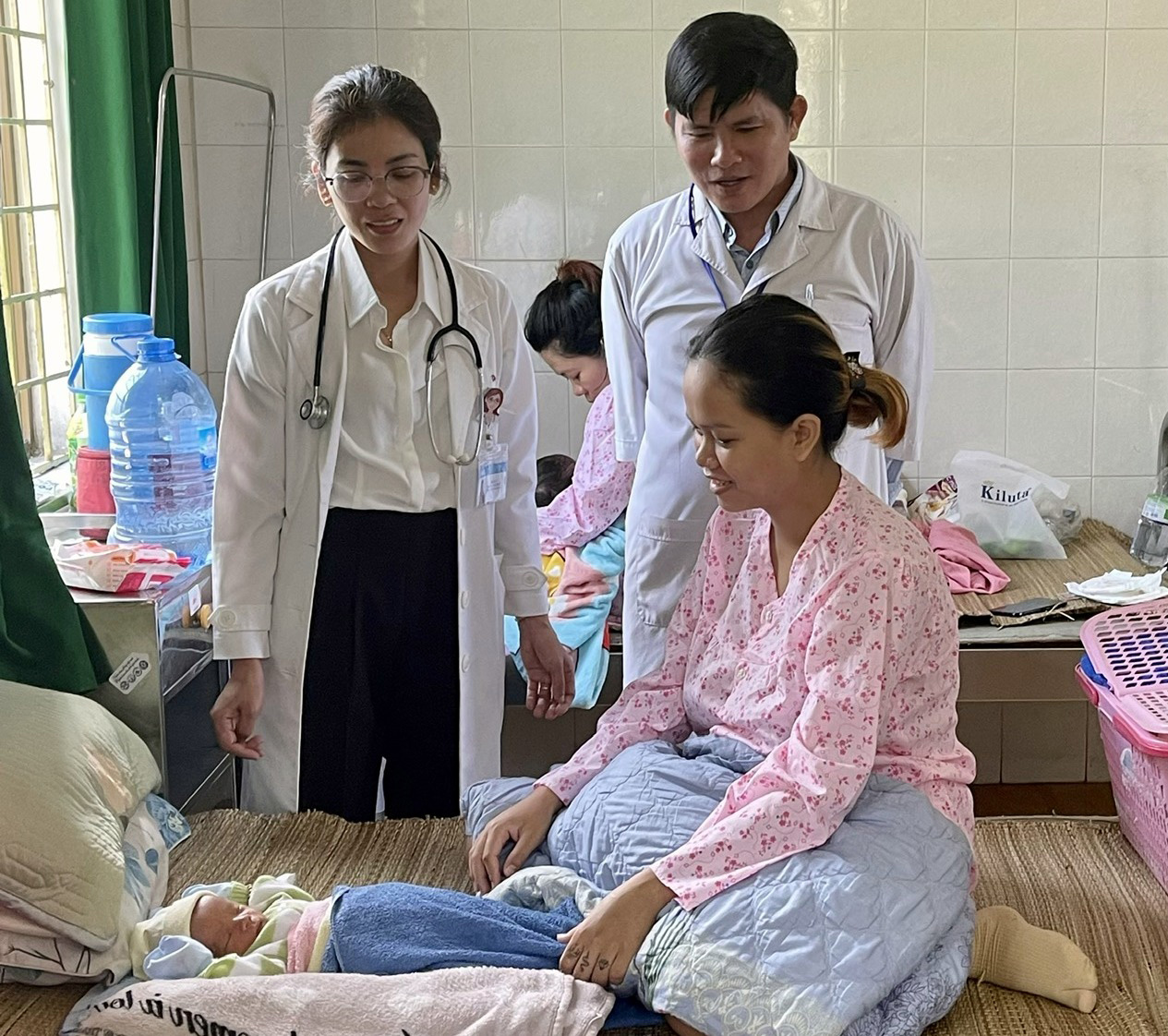 Cán bộ Trung tâm Y tế huyện Cát Tiên thăm khám, động viên bà mẹ trẻ vừa mới sinh con