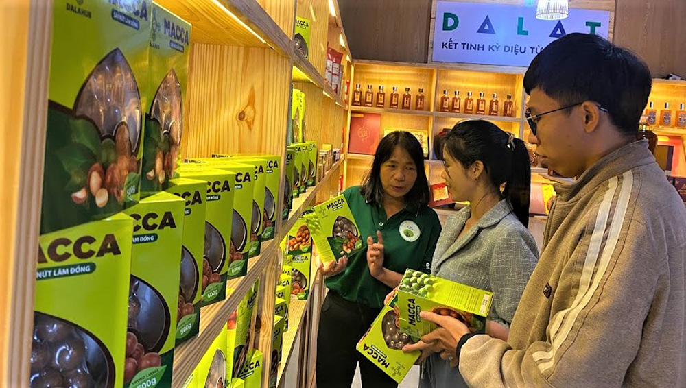 Thương hiệu Dalahuf “sánh vai” với các doanh nghiệp trong tỉnh Lâm Đồng giới thiệu, bày bán sản phẩm OCOP 
tại đường Phù Đổng Thiên Vương, Đà Lạt