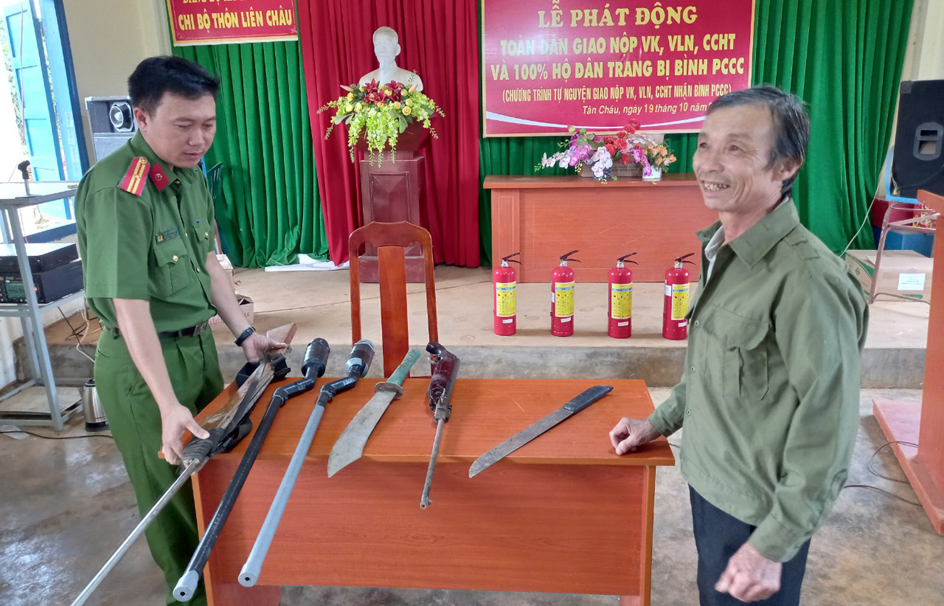 Người dân xã Tân Châu tự nguyện giao nộp vũ khí, vật liệu nổ, công cụ hỗ trợ cho Công an xã